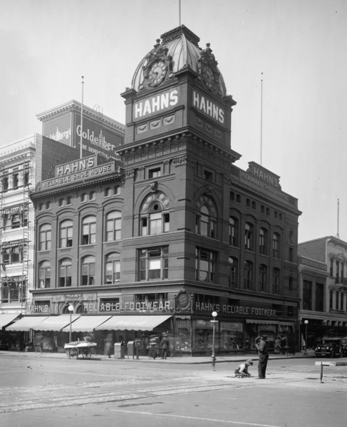 Street scene outside Hahn's shoe store, [414 9 St., N.W., Washington, D.C.]. ca.  between 1910 and 1920