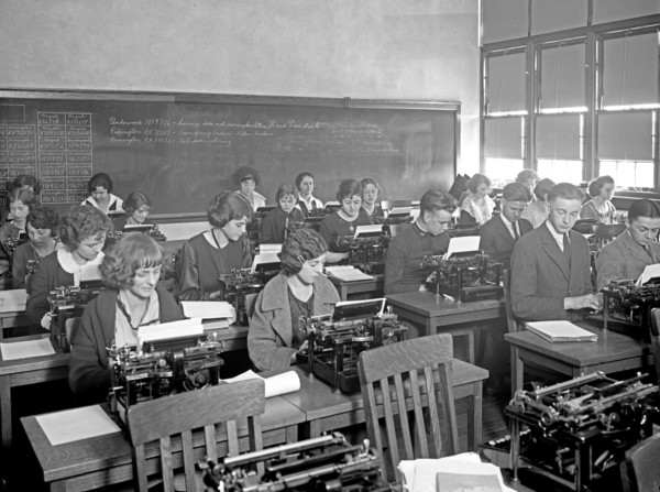 Eastern High School, students in typing class, [Washington, D.C.] ca.  between 1910 and 1920
