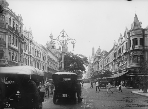 The leading Avenue of Rio de Janeiro, typical busy street scene, ca. between 1909 and circa 1920