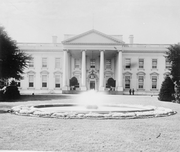 Fountain in front of the White House ca. between 1909 and 1919
