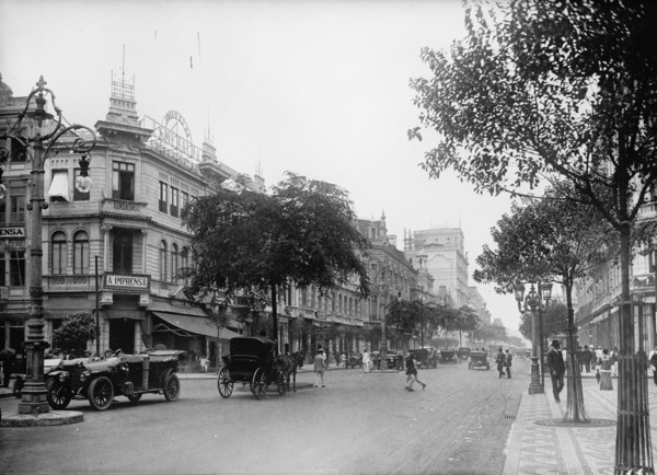 Brazil. Avenue Rio Branco street scene, Rio de Janeiro ca. between 1909 and 1919