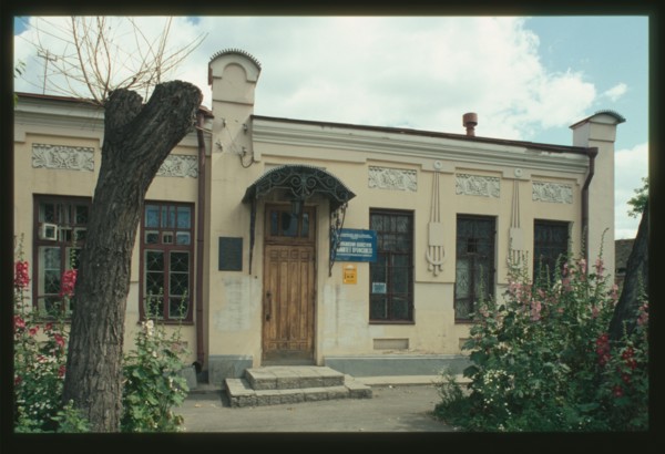 Dantsiger Mansion (Pushkin Street #1), (around 1910), side facade, Cheliabinsk, Russia; 2003
