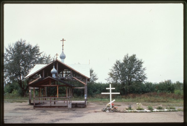 Memorial to the assasination of Nicholas II and his family on the site of the former Ipatiev House (1992), Ekaterinburg, Russia 1999.