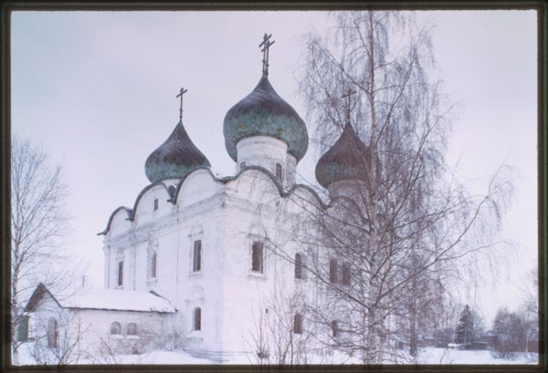 Church of the Resurrection (1690s), southwest view, Kargopol', Russia 1998.