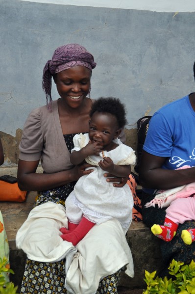 Diana, 25, holds her 7 month old daughter, Patience, during a women's breastfeeding group meeting at the Rukiga District IV Hospital (Uganda) ca. 13 March 2018