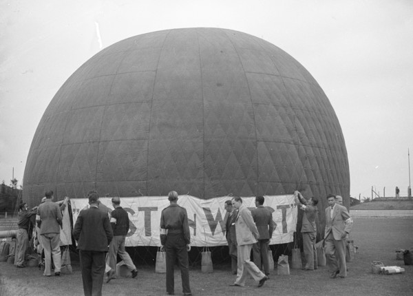 September 28, 1947 - Hot Air Balloon preparing for ascent at East and West (oost en west)