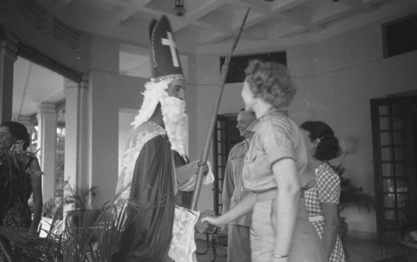 1946 - Sinterklaas with the Dutch troops in India. General SH Spoor (center) is the first to be visited - Batavia, Indonesia, Jakarta, Dutch East Indies