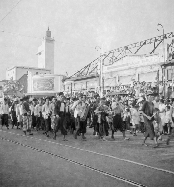 A flower parade and a folkloric parade were held in Soerabaia; Date August 31, 1948 Location Indonesia, Dutch East Indies, Surabaya