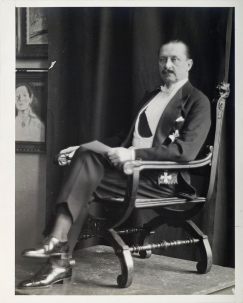 Photographic study of a seated Carl Gustaf Mannerheim, used as reference for a portrait painting