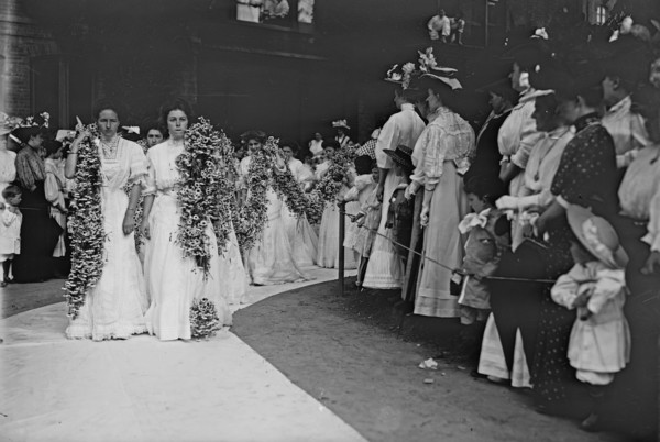 Vassar College Graduates participating in the Daisy Chain ca. June 1908