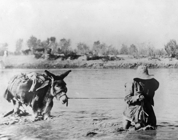 Mexican crossing to U.S. at Ojinaga ca. 1910-1915