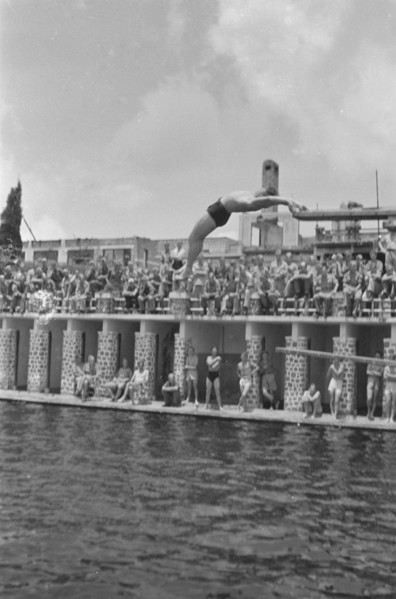 On the occasion of the anniversary of the 5th Veldcomp. Genie were held in the swimming pool in Kopeng on 22 October for swimming and jump jumping competitions. Date October 22, 1946; Location Indones...