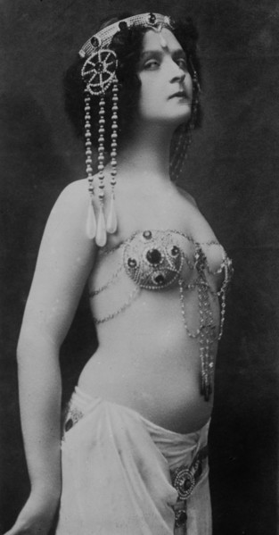 Belly dance performer Fritzi Schaffer as Salome ca. 1910
