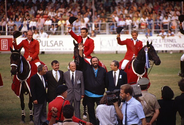 Award ceremony at Pavarotti International 1991. From left: G. Vito Marcucci (CONS President), Alfonso Romo Garza, Leonardo Lonfernini (FIS President), Luciano Pavarotti and Gastone Pasolini (Deputy fo...