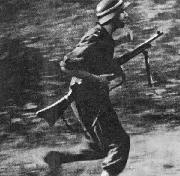 A Polish partisan of the Baszta battalion on the move ca. 1944