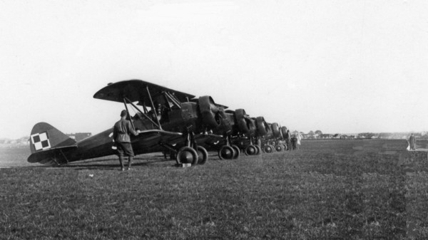 PWS-26 aircraft in CWOL. Commander of the Aviation Officers Training Center in Deblin Lt. Col. Stefan Sznuk (in the distance) releases the first PWS 26 aircraft ca. May 1937