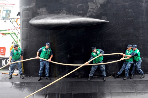 (Sept. 8, 2011) Sailors secure the Los Angeles-class attack submarine USS Dallas (SSN 700) in Diego Garcia. (U.S. Navy photo by Mass Communication Specialist 2nd Class Chris Williamson/Released)