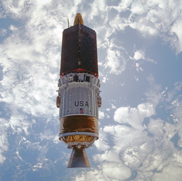 1991 - STS-43 TDRS-E & IUS over the Pacific Ocean after deployment from OV-104's PLB