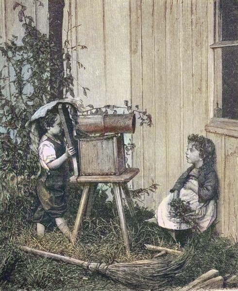 Kinder spielen im Garten Fotograf und haben aus verschiedenen Gegenständen eine Spielzeugkamera gebastelt