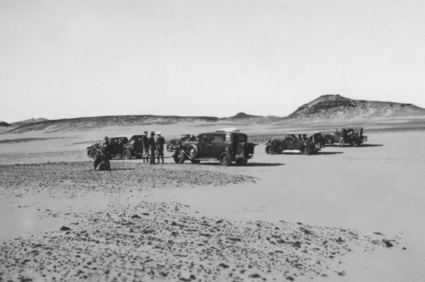 excursion à l'oasis de cufra, convoi tci se déplaçant vers le gebel el maghen, 1935