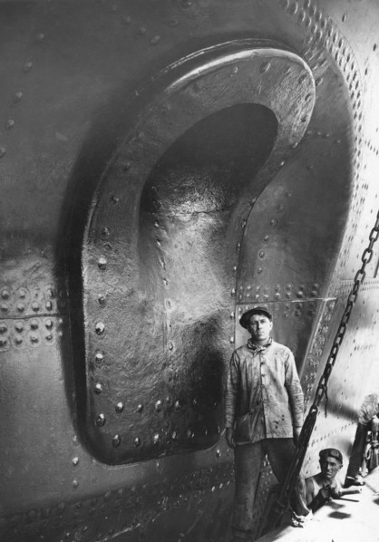 la marine et l'aéronautique ont connu un grand essor dans les années où l'exaltation du progrès et de la technologie était prédominante. la photo du paquebot mythique, 1915-1940