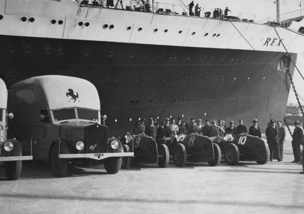 les "bolidi" de la mille miglia sur la ligne d'arrivée partielle de vasto. la course, qui n'en était encore qu'à ses débuts à la fin des années 1920, allait devenir l'un des événements sportifs les pl...