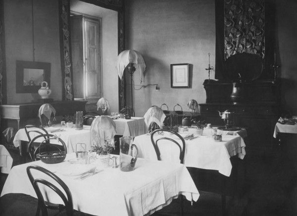 c'est dans ces années que les vacances à la montagne deviennent populaires et que, à côté des grands hôtels pour l'élite, naît la "pensione" pour les classes petites et moyennes. la photographie montr...