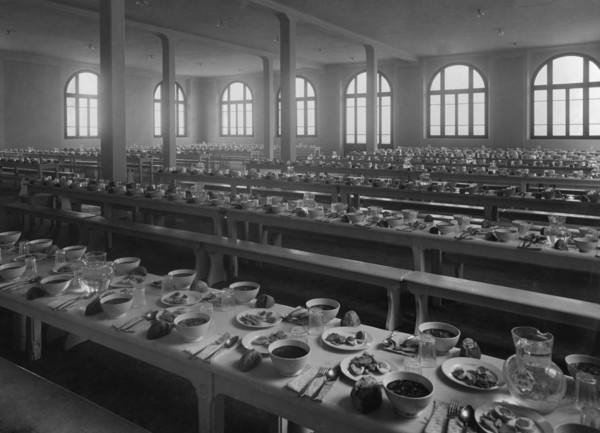 de grands dortoirs pour les réfectoires des colonies de bord de mer, l'une des premières formes d'organisation étatique des vacances des jeunes. 1915-40