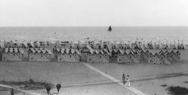 deux rangées de cabanes et une de tentes carrées fixées au sol : cesenatico 1930