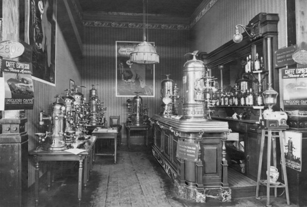 de belles machines à café expresso, aujourd'hui disparues, sur un stand de la foire de milan. 1915-40
