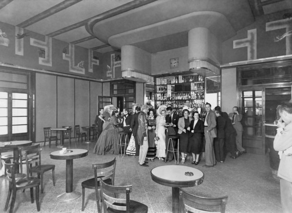 parmi les restaurants "caractéristiques", il y avait celui de première catégorie à cinecittà, pour les artistes, les réalisateurs et les capitaines. mais il y avait aussi une deuxième catégorie pour l...