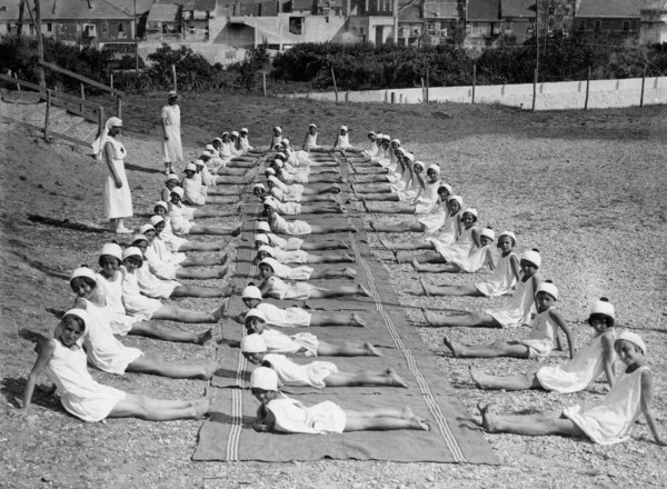 italy, heliotherapy, little girls, 20's - 30's