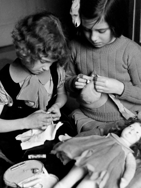bambini, giochi bambola, novembre 1949