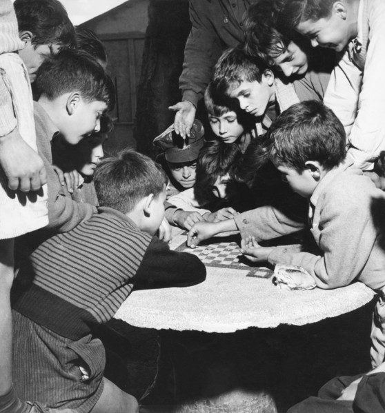enfants jouant aux dames, 1952