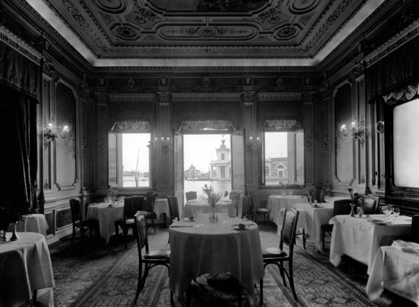 venise, hotel de l'europe, salle a manger avec vue sur la punta della dogana