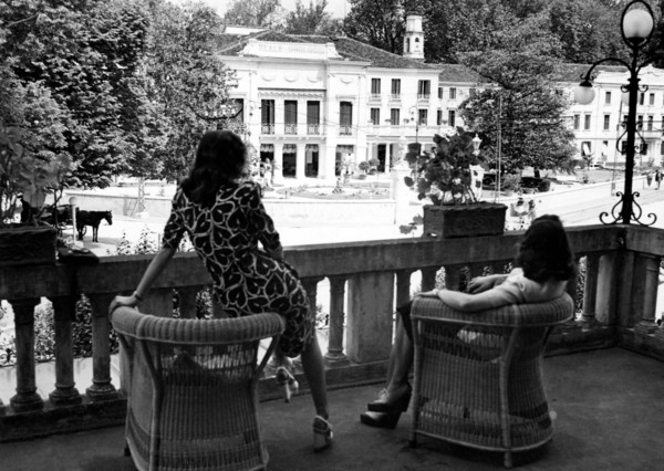 italie, veneto, abano terme, terrasse et deux femmes, établissement royal de l'horloge, 1930-1940