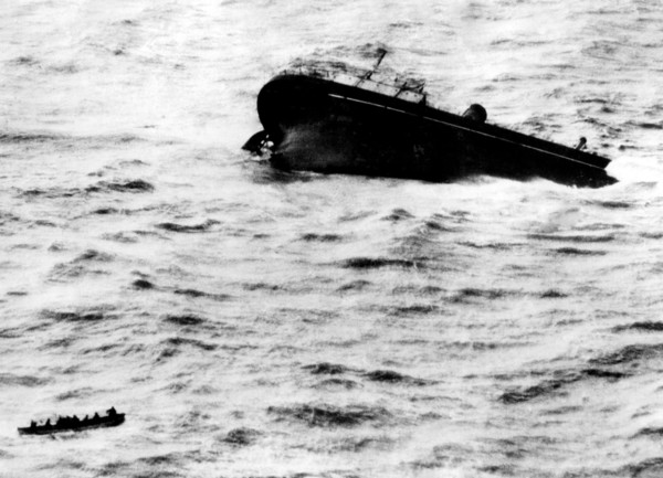 guerre, marine, navire coule après être entré en collision avec une mine, 1940 1945