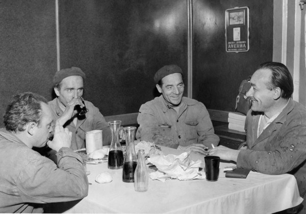 travailleurs en pause déjeuner, 1957