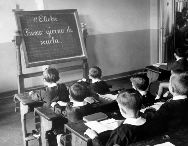 les élèves en classe, 1964