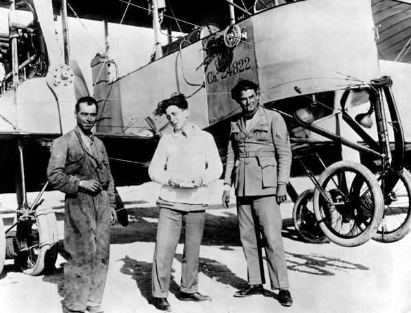 pilotes posant devant un bombardier caproni, 1915-1918