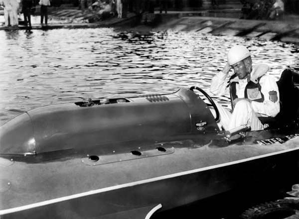 Ezio selva détenteur du record du monde de bateau à moteur à miami, 1956