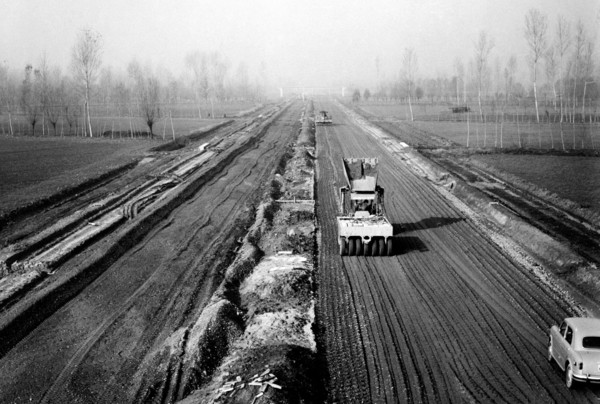 construction de routes, autostrada del sole, compactage au rouleau et au pied, 1958