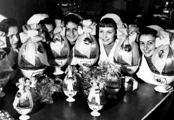 Ouvriers à Turin et emballage d'œufs en chocolat, 1958