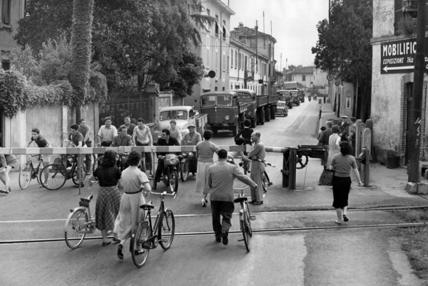 attente au passage à niveau, 1955