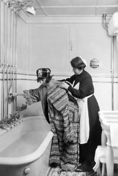 touriste et serveuse dans les toilettes, 1930