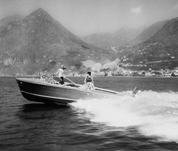 touristes au bord du lac sur le bateau à moteur triton du chantier naval riva à sarnico, 1961