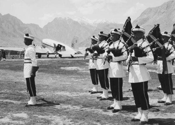 aéroport de gilgit au pakistan, accueillant des explorateurs militaires en route pour nanga parbat, 1953