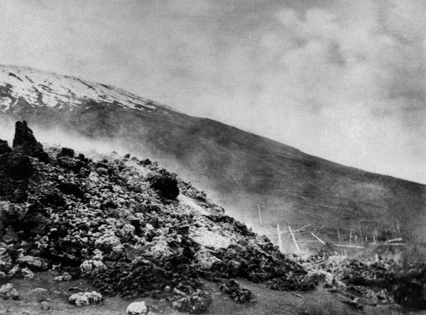 rapport sur l'éruption du vésuve du 4 avril 1906, vésuve, le chemin de fer détruit par la lave, 1906