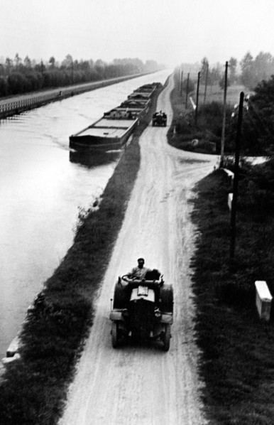 convoi de sabliers sur la naviglio vers castelletto di abbiategrasso, 1946 1950