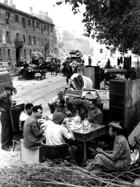 déménageurs au déjeuner sur la piazza sant'ambrogio, 1943